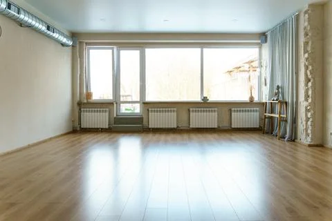 A spacious empty hall with columns and large windows. A gym with wooden floor Foto stock