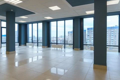 A spacious empty room with columns and no furniture. The concept of a comfort Stock Photos
