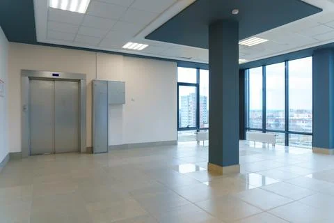 A spacious empty room with columns and no furniture. The concept of a comfo.. Stock Photos