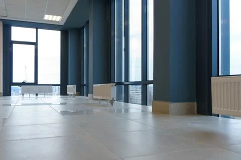 A spacious empty room with columns and no furniture. The concept of a comfo.. Stock Photos