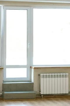 A spacious hall with large windows and radiators. Panoramic windows made of f Foto stock