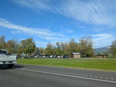 Spacious highway rest area featuring a large grassy field Foto stock