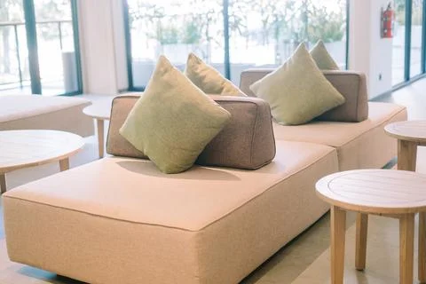 Spacious hotel lobby area outside the ballroom, featuring elegant decor Foto stock