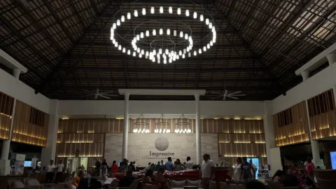 Spacious hotel reception hall with elegant decor and high ceilings Vídeo Stock 331109634