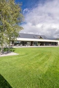 Spacious house wth tree Stock-Fotos