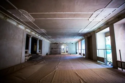 The spacious interior of the old mansion during the restoration work. Stockfoto's