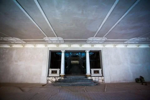 The spacious interior of the old mansion during the restoration work. Fotos de archivo
