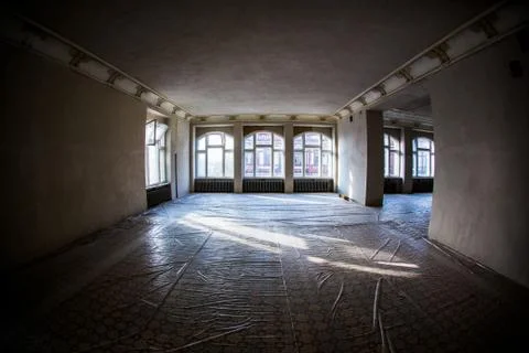 The spacious interior of the old mansion during the restoration work. Stockfoto's