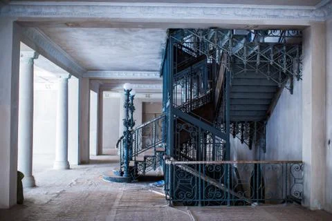 The spacious interior of the old mansion during the restoration work. Stockfoto's