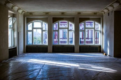 The spacious interior of the old mansion during the restoration work. Fotos de archivo