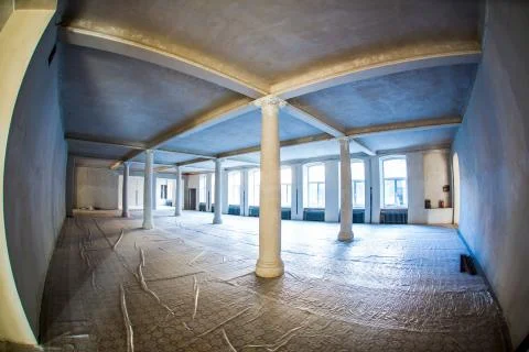The spacious interior of the old mansion during the restoration work. Stockfoto's