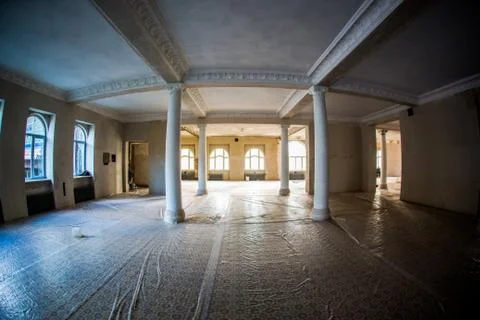The spacious interior of the old mansion during the restoration work. Fotos de archivo