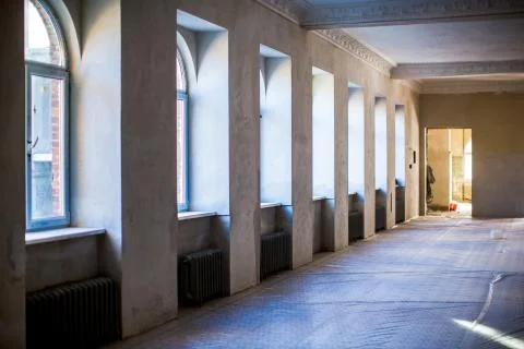 The spacious interior of the old mansion during the restoration work. Fotos de archivo