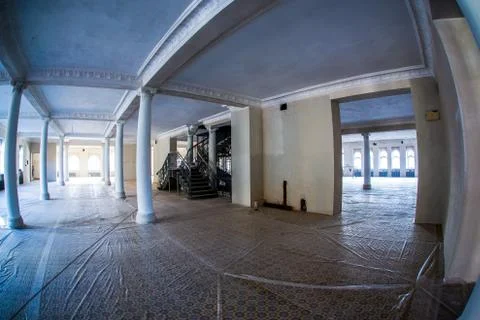 The spacious interior of the old mansion during the restoration work. Stockfoto's