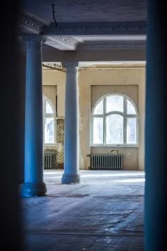 The spacious interior of the old mansion during the restoration work. Fotos de archivo