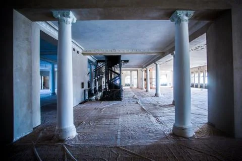 The spacious interior of the old mansion during the restoration work. Fotos de archivo