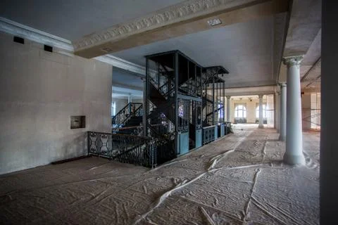 The spacious interior of the old mansion during the restoration work. Stockfoto's