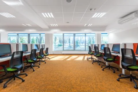 Spacious IT classroom with window Foto stock
