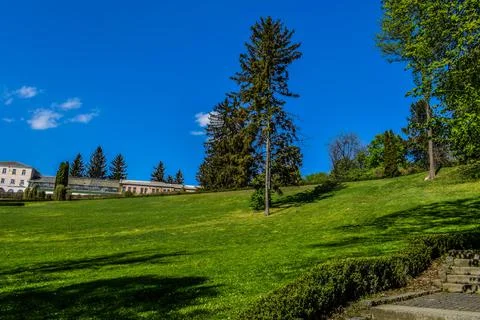 A spacious lawn in front of the main building Foto stock