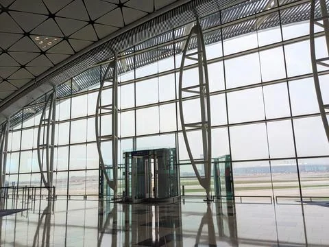 Spacious, light-filled interior of Hong Kong International Airports modern Foto stock