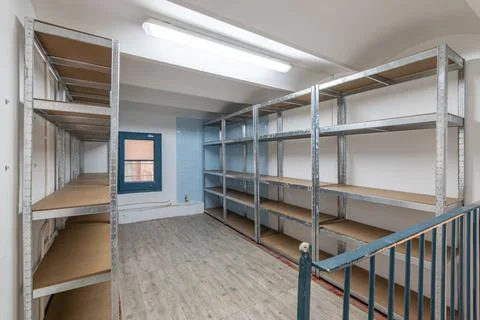 Spacious room with good lighting on ceiling and laminate flooring. Along walls Fotos Stock