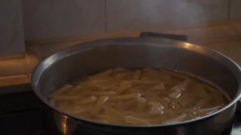 Spaghetti in boiling water 動画素材 105310243