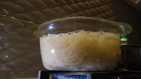 Spaghetti in boiling water. Spaghetti in a transparent pan with boiling water Stock Footage 283630522