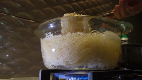 Spaghetti in boiling water. Spaghetti in a transparent pan with boiling water Stock Footage 283815909