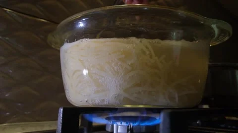 Spaghetti in boiling water. Spaghetti in a transparent pan with boiling water Stock Footage 283816119