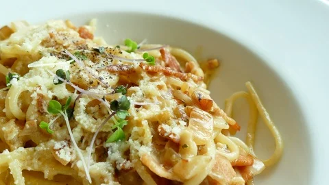 Spaghetti carbonara with crispy bacon Video stock 95232562