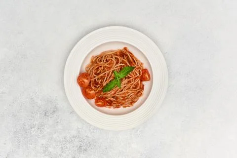 Spaghetti with cherry tomatoes and basil. Italian cuisine. Stockfoto's