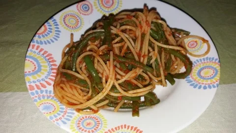 Spaghetti con il sugo di fagiolini verdi, Italian food Stock Footage 151891441