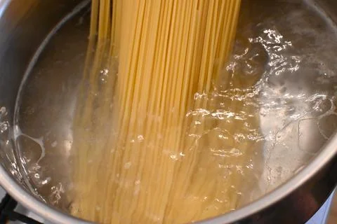 Spaghetti cooking in boiling water Stockfoto's