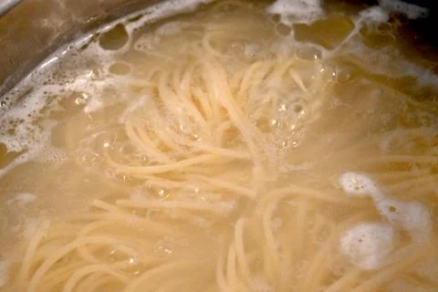 Spaghetti cooking in boiling water Stockfoto's