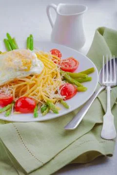 Spaghetti with egg and vegetables Foto stock