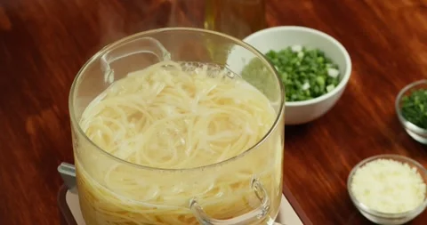 Spaghetti falling into boiling water. Filmed on a high-speed camera at 1000 fps Vídeo Stock 327974340