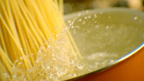 Spaghetti falls into boiling water in slow motion. Vídeos de archivo 128462263