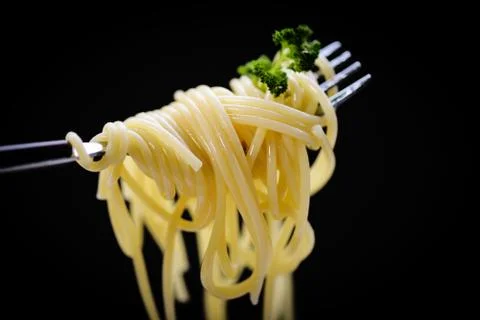 Spaghetti on fork and black background - spaghetti italian pasta with parsley Foto stock