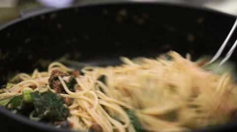 Spaghetti in frying pan- closeup Stock Footage 48653508