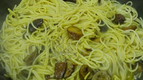 Spaghetti with mushrooms is cooked in a pan Stock-Footage 135255961