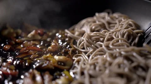 Spaghetti in a nonsick pan 스톡 동영상 64692352