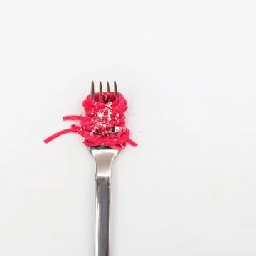 Spaghetti pasta with pink beetroot sause on a fork Foto stock