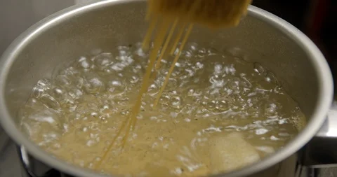 Spaghetti pastas cooking slow motion 4K Vídeos de archivo 103494547