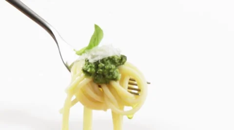 Spaghetti with pesto on fork Video stock 8570931