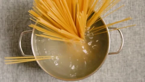 Spaghetti in a saucepan of water Stock Footage 137350080