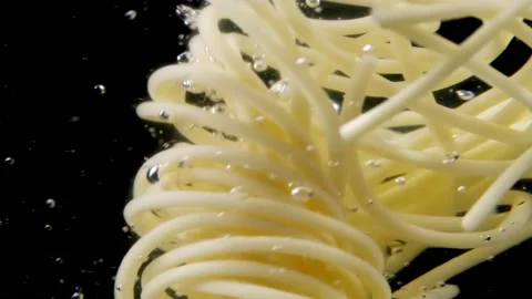 Spaghetti spinning in the boiling water Vidéo 130876930