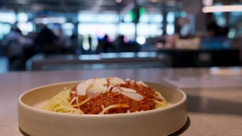 Spaghetti With Tomato Sauce Served in Busy Airport Food Court 库存影片 338023873