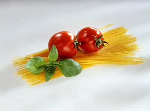 Spaghetti with tomatoes and basil Stock-Fotos