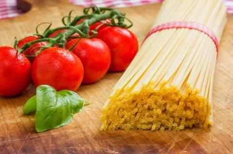 Spaghetti with tomatoes and basil Stock Photos