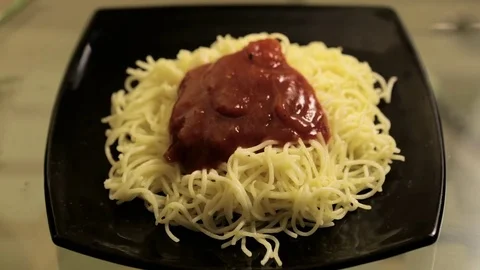 Spaghetti witch sauce tomato on plate Video stock 77364768